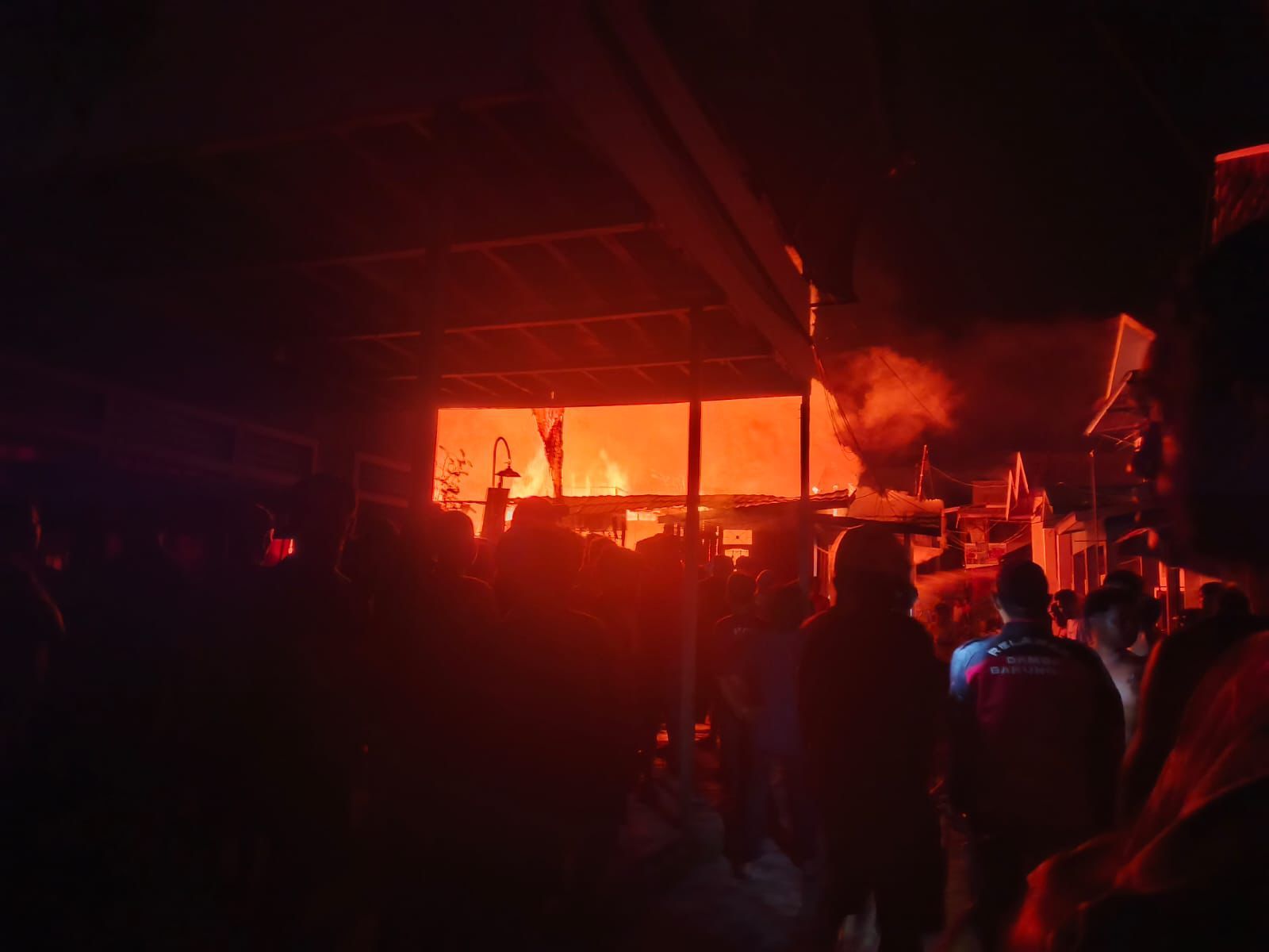 Suasana kebakaran yang terjadi di kawasan Loa Janan Ilir dan meluluhlantakkan enam bangunan warga. (IST)
