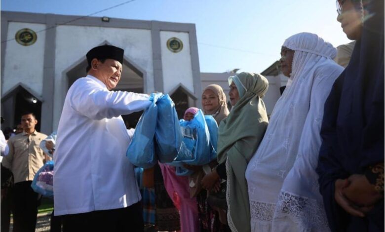 Presiden Prabowo Subianto melaksanakan salat Idulfitri bersama masyarakat di Masjid Darussalam