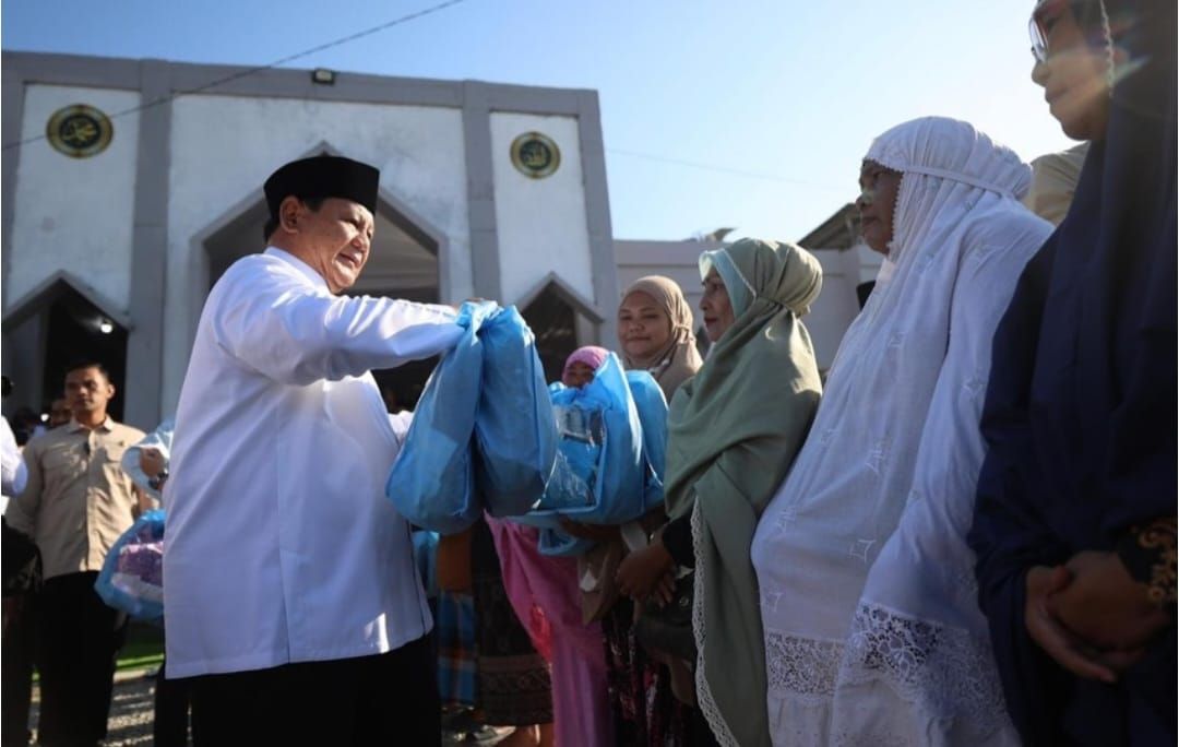 Presiden Prabowo Subianto melaksanakan salat Idulfitri bersama masyarakat di Masjid Darussalam