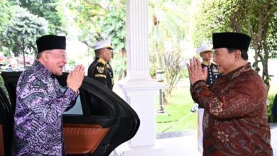 Pertemuan penuh kehangatan antara Presiden Republik Indonesia, Prabowo Subianto, dan Perdana Menteri Malaysia, Anwar Ibrahim