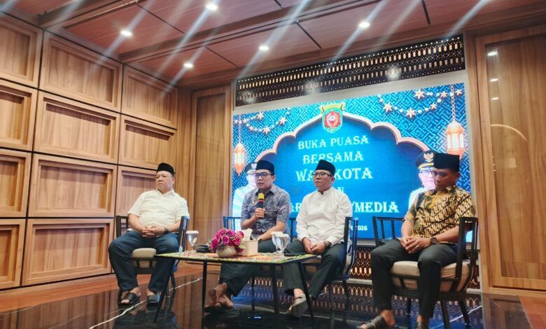 Wali Kota Samarinda, Andi Harun dalam acara buka puasa bersama dengan media