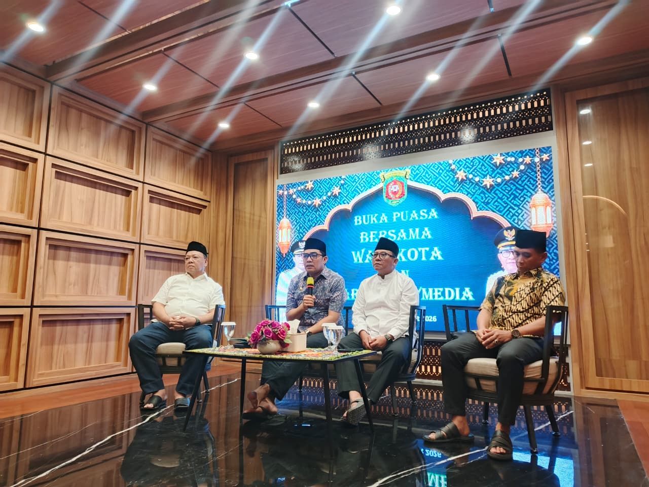 Wali Kota Samarinda, Andi Harun dalam acara buka puasa bersama dengan media