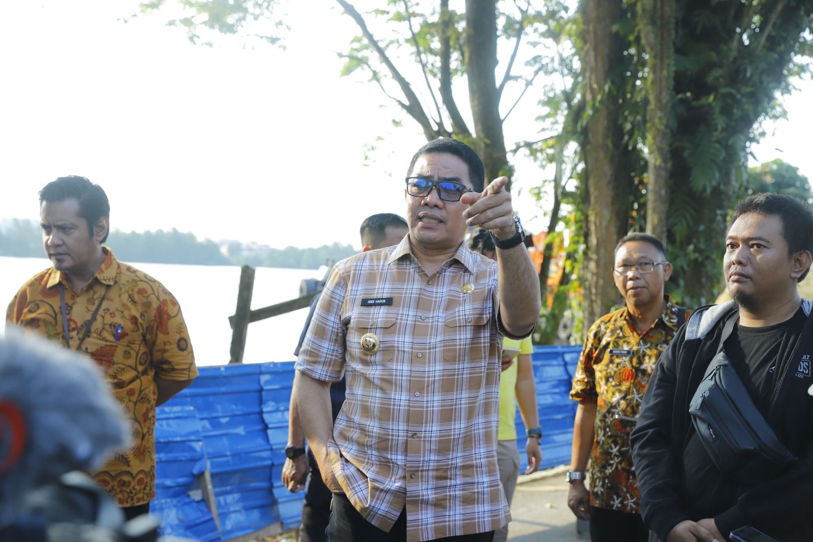 Wali Kota Samarinda, Andi Harun meninjau pembangunan taman di bawah Jembatan Mahakam