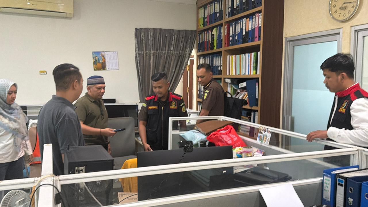Penggeledahan yang dilakukan Tim Pidsus Kejati Kaltim di kantor ESDM Kaltim pada Senin (16/3/2026) kemarin. (IST)