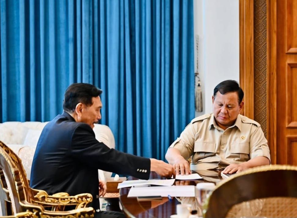 Presiden Prabowo Subianto menerima Ketua Dewan Ekonomi Nasional Luhut Binsar Pandjaitan di Istana Merdeka