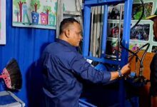 Anggota Komisi III DPRD Samarinda, Muhammad Andriansyah saat menyerahkan bantuan alat press sampah kepada Bank Sampah Pelangi di Perumahan Korpri