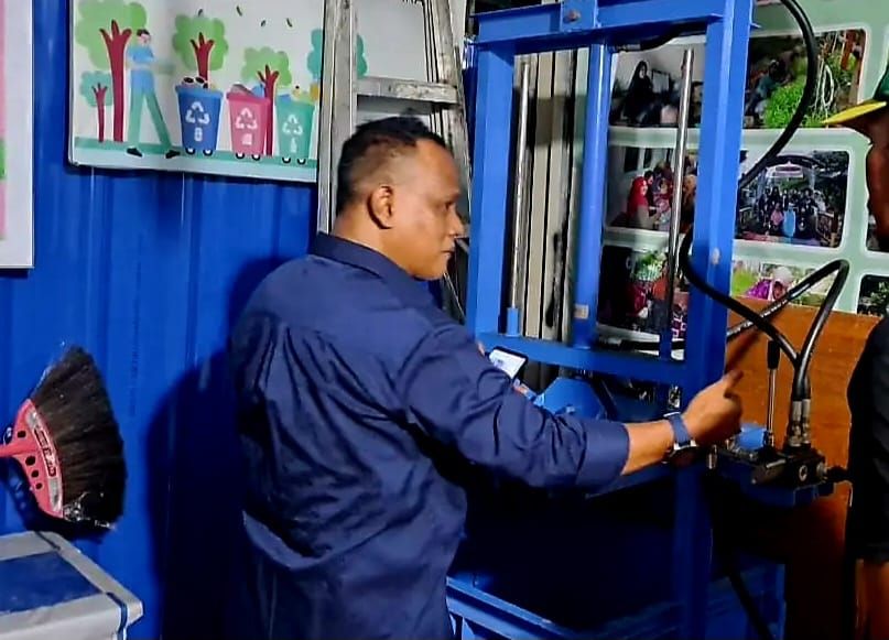 Anggota Komisi III DPRD Samarinda, Muhammad Andriansyah saat menyerahkan bantuan alat press sampah kepada Bank Sampah Pelangi di Perumahan Korpri