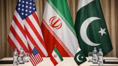 Gambar perundingan damai dengan bendera Amerika Serikat, Iran, dan Pakistan