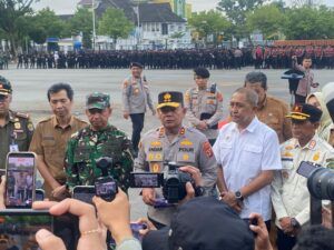 Kapolda Kalimantan Timur, Irjen Pol Endar Priantoro bersama Pangdam VI/Mulawarman, Mayjen TNI Krido Pramono sesaat setelah melaksanakan apel gelar pasukan untuk pengamanan aksi 21 April besok. (IST)