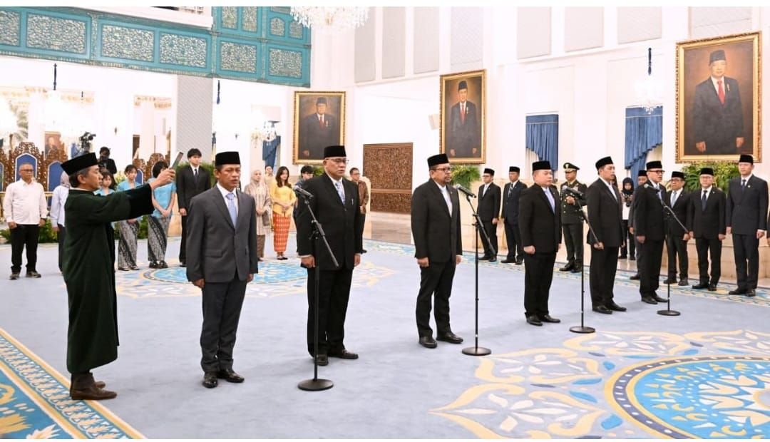 Prabowo Subianto kembali melakukan perombakan kabinet atau reshuffle dengan melantik enam pejabat negara pada Senin (27/4/2026).