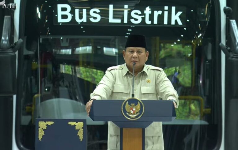 Presiden Prabowo Resmikan Fasilitas Perakitan Kendaraan Listrik di Magelang