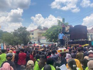 Suasana unjuk rasa yang digelar ribuan massa dari Aliansi Perjuangan Masyarakat Kaltim di depan kantor DPRD Kaltim. (IST)