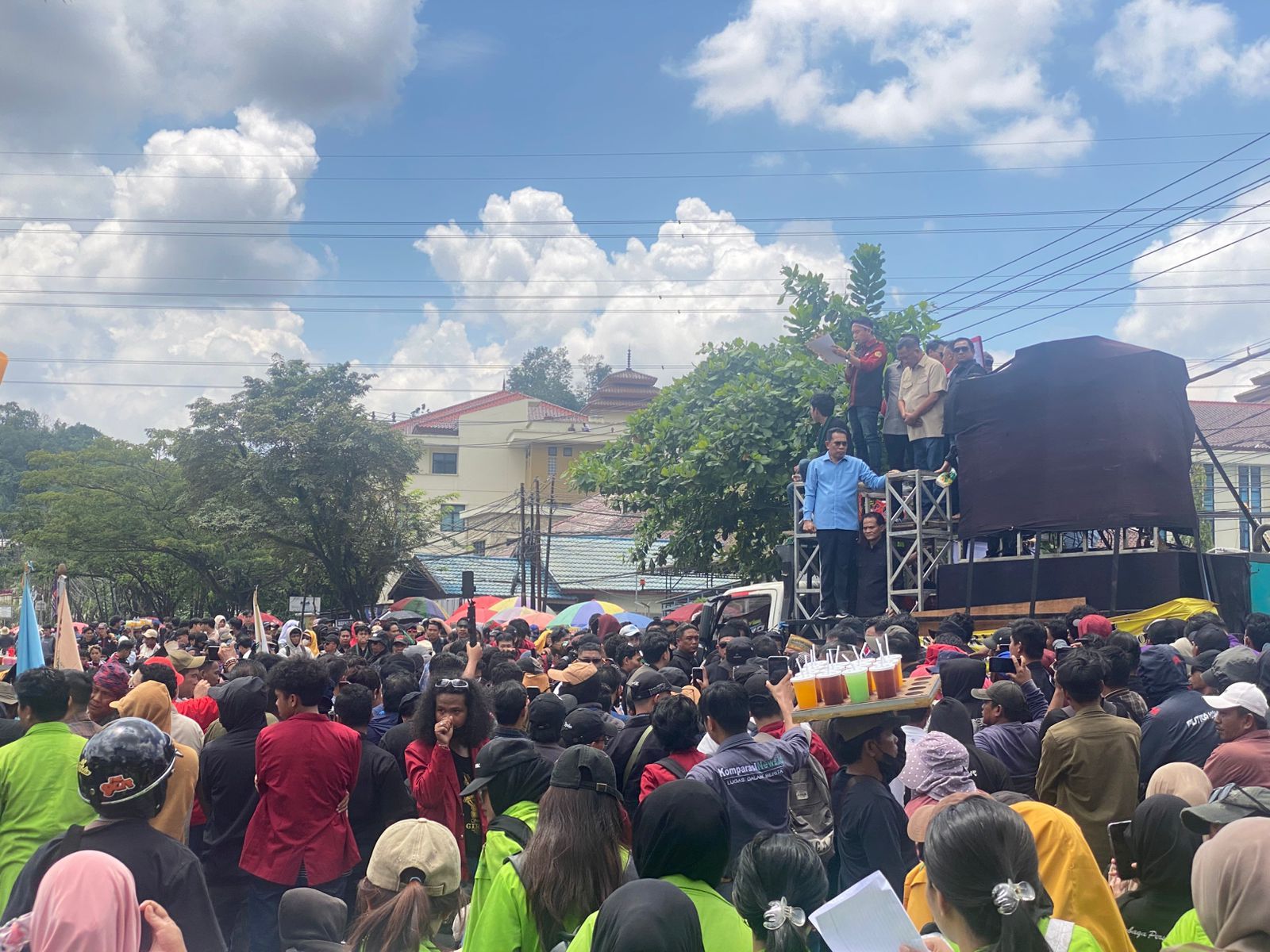 Suasana unjuk rasa yang digelar ribuan massa dari Aliansi Perjuangan Masyarakat Kaltim di depan kantor DPRD Kaltim. (IST)