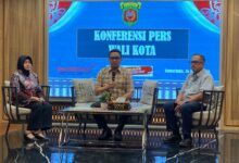 Wali Kota Samarinda, Andi Harun dalam kegiatan konferensi pers menyampaikan hasil evaluasi dan tindak lanjut sewaan mobil dinas