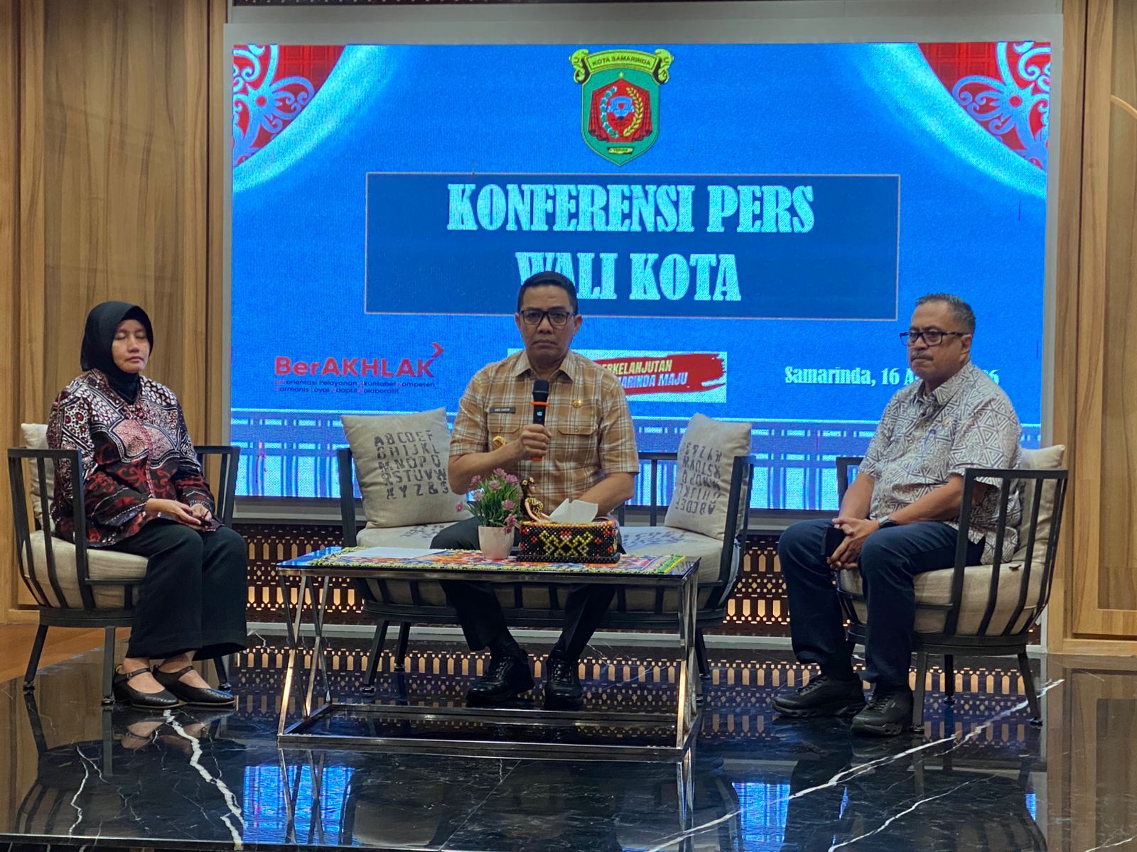 Wali Kota Samarinda, Andi Harun dalam kegiatan konferensi pers menyampaikan hasil evaluasi dan tindak lanjut sewaan mobil dinas