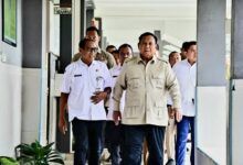 Prabowo saat meninjau hasil renovasi Sekolah Menengah Atas Negeri (SMAN) 1 Cilacap, Kabupaten Cilacap, Jawa Tengah