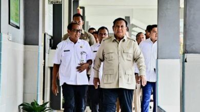 Prabowo saat meninjau hasil renovasi Sekolah Menengah Atas Negeri (SMAN) 1 Cilacap, Kabupaten Cilacap, Jawa Tengah