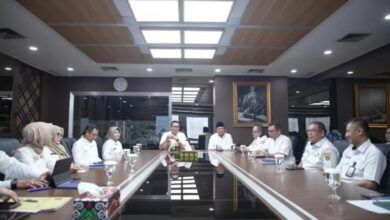 Wali Kota Samarinda, Andi Harun memimpin rapat membahas kebijakan kerja dari rumah atau Work From Home (WFH)