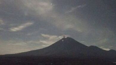 Gunung Semeru kembali menunjukkan aktivitas vulkaniknya dengan mengalami erupsi pada Jumat (29/5/2026) malam