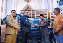 Wali Kota Samarinda Andi Harun didampingi Wakil Wali Kota Saefuddin Zuhri secara simbolis menyerahkan sapi kurban bantuan Presiden kepada pengurus Masjid Raya Darussalam