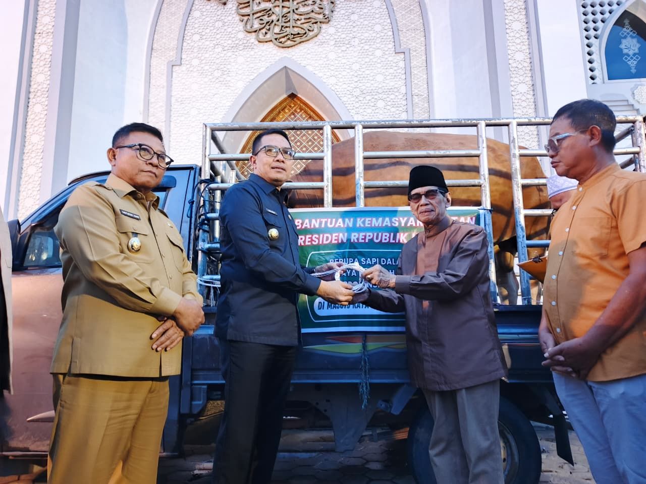 Wali Kota Samarinda Andi Harun didampingi Wakil Wali Kota Saefuddin Zuhri secara simbolis menyerahkan sapi kurban bantuan Presiden kepada pengurus Masjid Raya Darussalam
