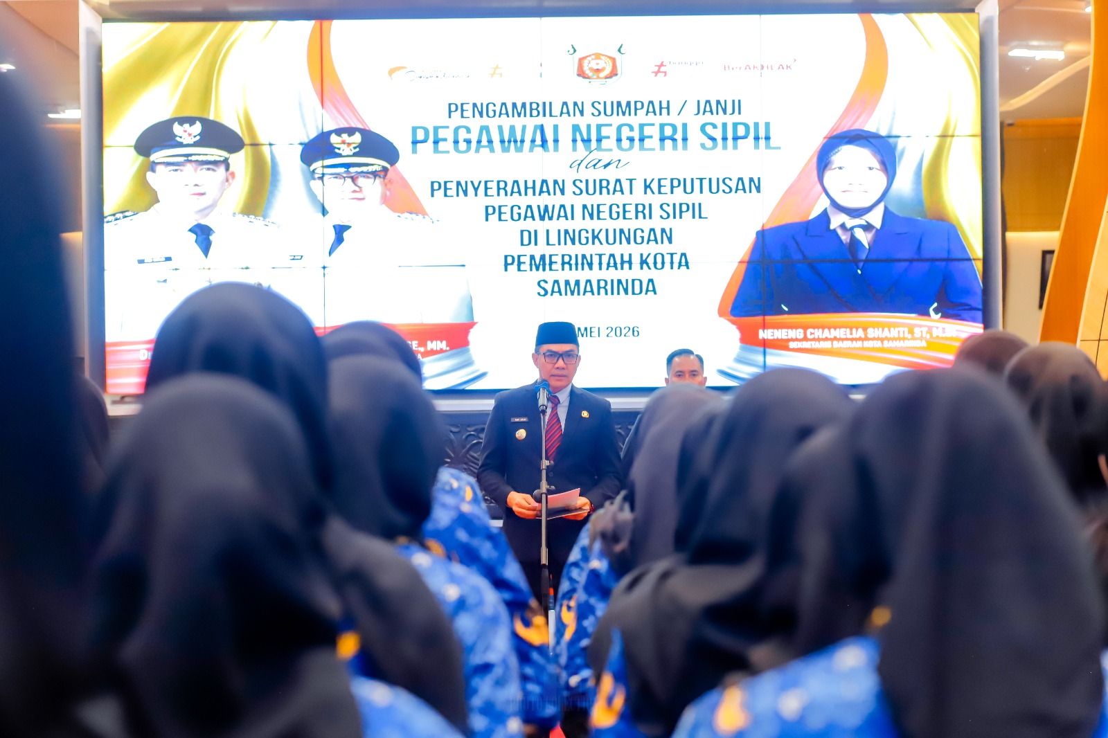 Pengambilan Sumpah Janji Pegawai Negeri Sipil (PNS) Tahun 2026 dan Penyerahan Surat Keputusan Pengangkatan PNS di lingkungan Pemkot Samarinda.