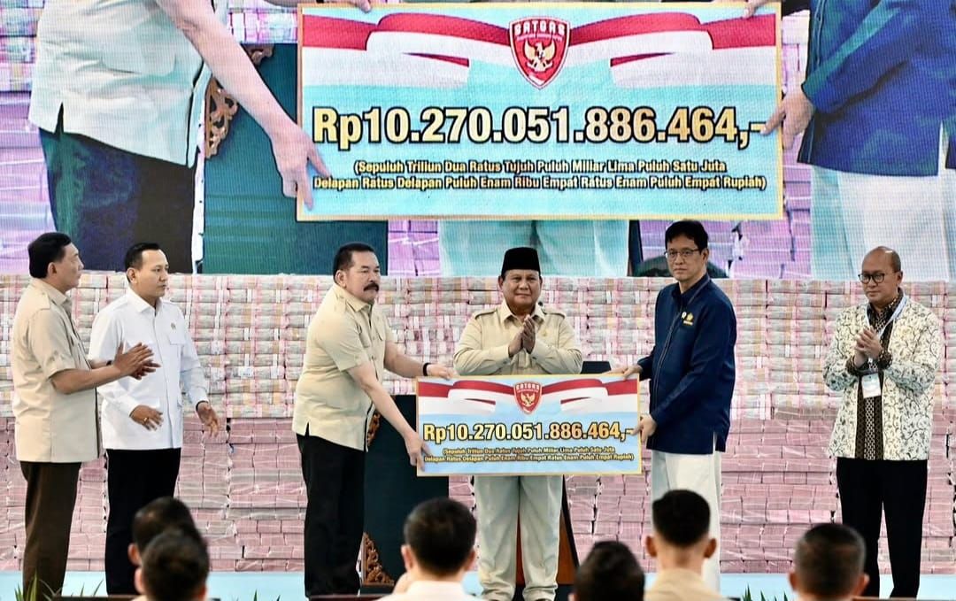 Presiden Prabowo Subianto menghadiri penyerahan denda administratif, penerimaan pajak, serta hasil penguasaan kembali kawasan hutan oleh negara
