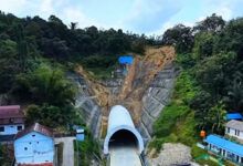 Visual udara area megaproyek Terowongan Samarinda di Jalan Sultan Alimuddin yang dipastikan aman dari isu pergerakan tanah baru. Pemerintah kini menyiapkan skema penataan lereng menggunakan metode regrading.