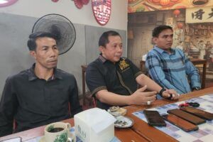 Konferensi Pers kuasa hukum Nurfadiah dan Hasanuddin Mas'ud, Agus Shali di Kopi Tiam.