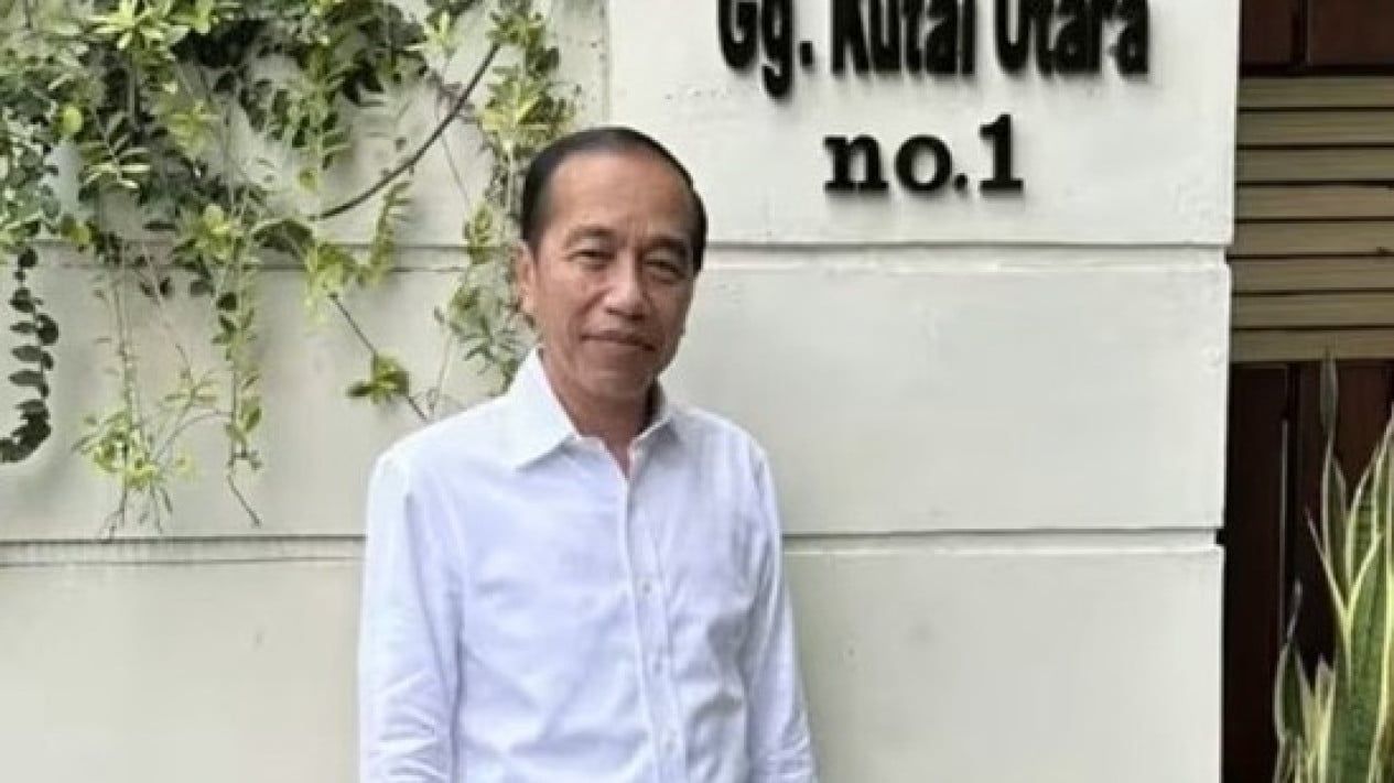 Presiden ke-7 RI, Joko Widodo (Jokowi) memberikan tanggapanya soal langkah Kejaksaan Negeri Jakarta Selatan tidak melakukan penahanan pada Roy Suryo dan Tifauziah Tyassuma alias dokter Tifa.