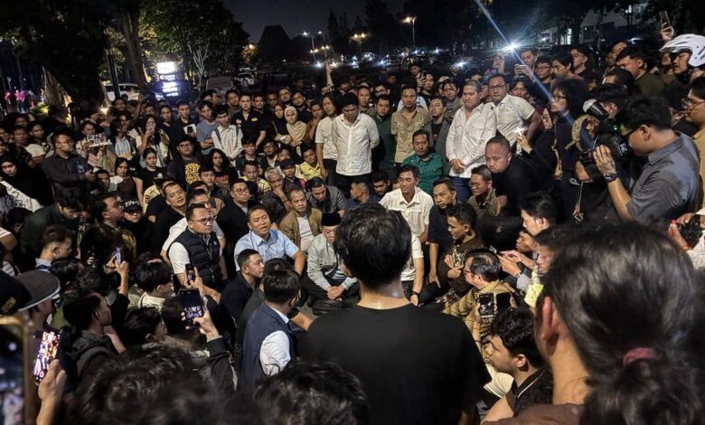 Forum diskusi yang menghadirkan tiga pejabat negara di Joglo Gelanggang Inovasi dan Kreativitas (GIK) UGM digeruduk mahasiswa
