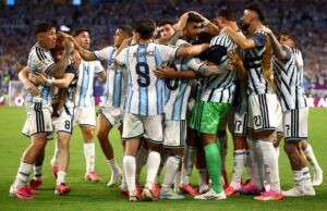 Pemain Argentina saat merayakan gol kemenangan