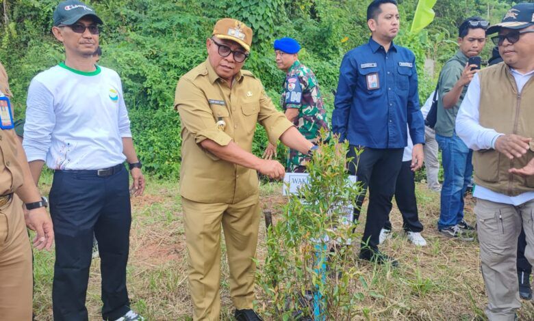 Wawali Samarinda Tanam Pohon dan Ajak Warga Jaga Kebersihan Kota