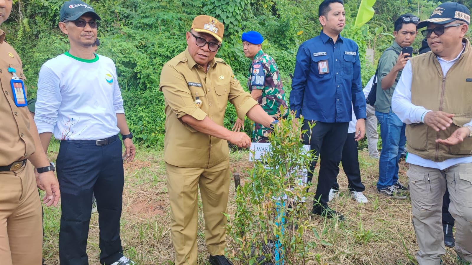 Wawali Samarinda Tanam Pohon dan Ajak Warga Jaga Kebersihan Kota