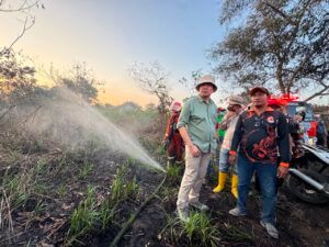 Wali Kota Samarinda Andi Harun turun langsung meninjau penanganan kebakaran lahan yang terjadi di kawasan Pelita 8, Samarinda