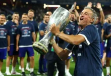 Pelatih Paris Saint-Germain (PSG), Luis Enrique mengangkat Piala Super Eropa