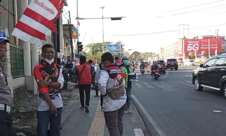 Relawan bagikan 38.250 masker untuk warga yyang dilaksanakan di Perempatan Lembuswana, Samarinda, Kamis (27/8/2026).