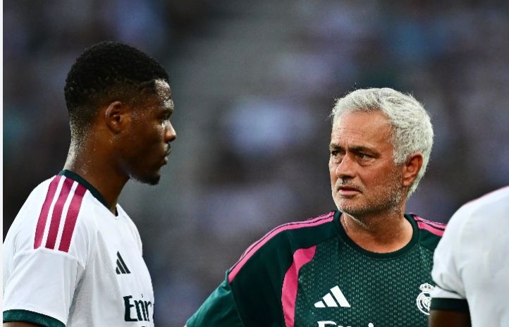 Pemain anyar Real Madrid Denzel Dumfries dan pelatih Real Madrid, Jose Mourinho