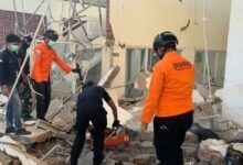 Badan Nasional Penanggulangan Bencana (BNPB) saat mengevakuasi korban bencana gempa di NTT