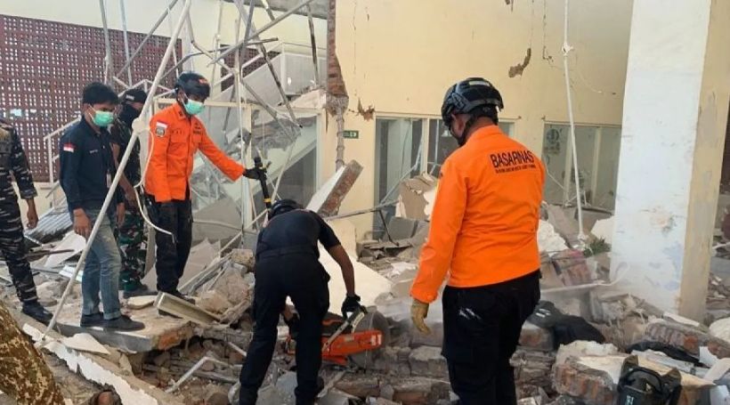 Badan Nasional Penanggulangan Bencana (BNPB) saat mengevakuasi korban bencana gempa di NTT