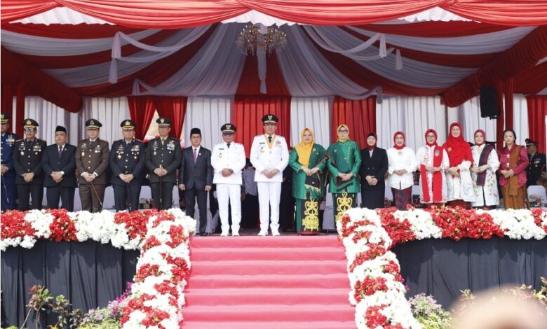Upacara Detik-Detik Proklamasi dalam rangka HUT ke-81 Kemerdekaan Republik Indonesia di Halaman Parkir GOR Segiri, Senin (17/8/2026).