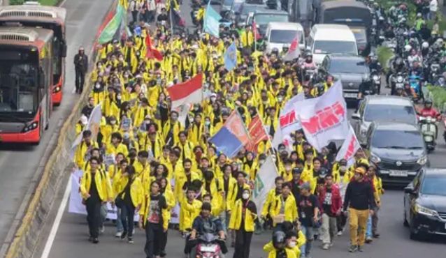 BEM UI menggelar aksi bertajuk #MerebutKemerdekaan di kawasan Bundaran HI, Jakarta, Selasa (18/8/2026).