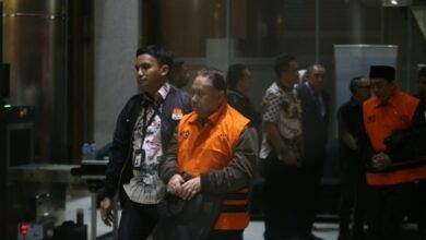 Rektor Unsoed Akhmad Sodiq jadi tersangka kasus dugaan praktik pemerasan dalam penerimaan mahasiswa baru jalur Mandiri 