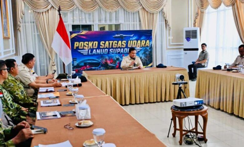 Prabowo memimpin rapat terbatas penanganan karhutla di Posko Satgas Udara, Lanud Supadio, Kalimantan Barat, Sabtu (22/8/2026).
