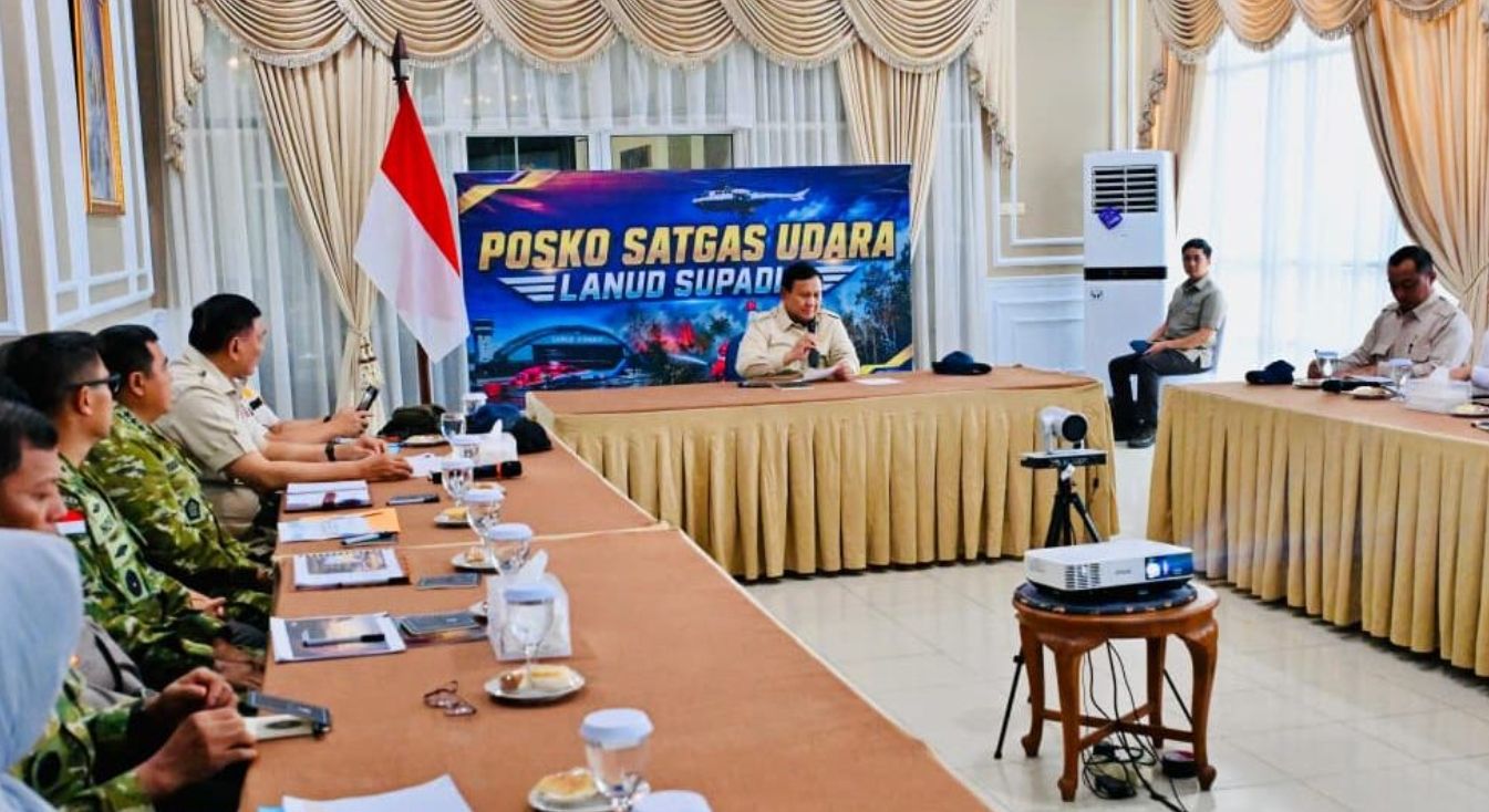 Prabowo memimpin rapat terbatas penanganan karhutla di Posko Satgas Udara, Lanud Supadio, Kalimantan Barat, Sabtu (22/8/2026).