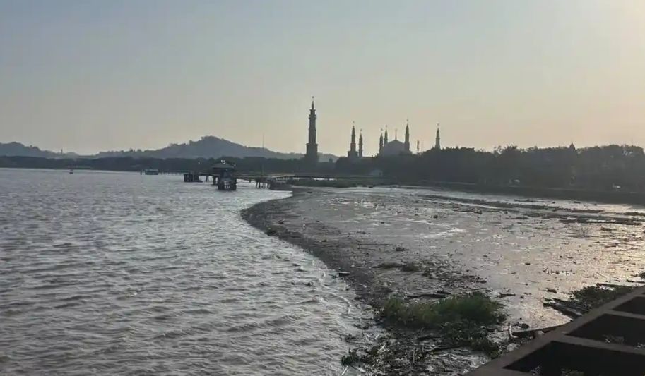 Air Sungai Mahakam Surut