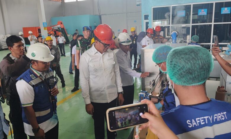 Pemerintah Kota Samarinda resmi memasuki bisnis Air Minum Dalam Kemasan (AMDK) melalui peluncuran merek lokal SAMAQUA