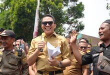 Wali Kota Samarinda Andi Harun saat menemui para sopir truk