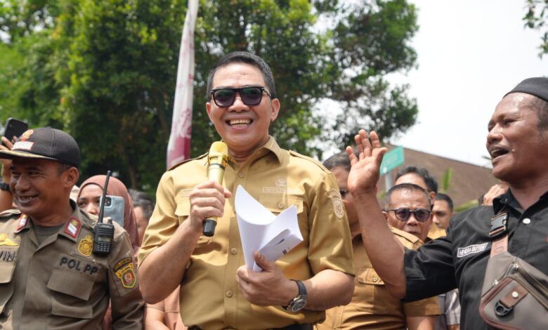 Wali Kota Samarinda Andi Harun saat menemui para sopir truk