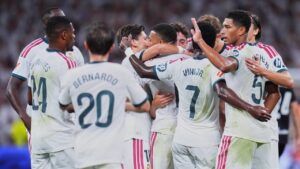 Pera pemain Real Madrid saat merayakan gol ke gawang Real Sociedad